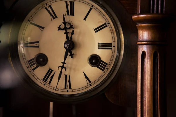 Vicino a un vecchio orologio da parete in legno rustico con numeri romani — Foto Stock