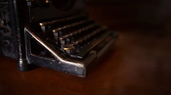 Foco seletivo na tecla do teclado em um velho tipo rústico preto — Fotografia de Stock
