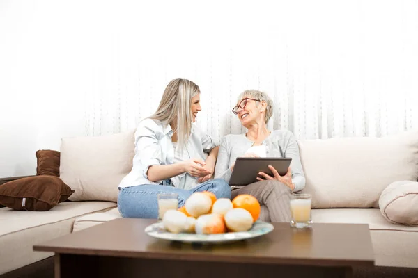 Yaşlı sarışın kadın tablet bilgisayar kullanmayı öğreniyor. Bunu istiyor.