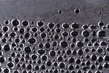 Şeffaf naylon üzerindeki su damlacıklarına odaklan.