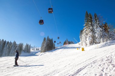 Üç kayak yamacının kesiştiği yer. Hava çok güzel.