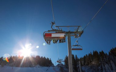 Dağda güneşli güzel bir gün, güneş altılı parlıyor.-