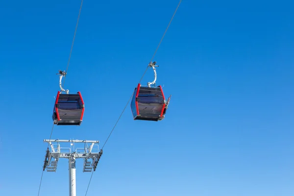 Yepyeni bir teleferik kullanımda. İki gondol ve arkası görünüyor