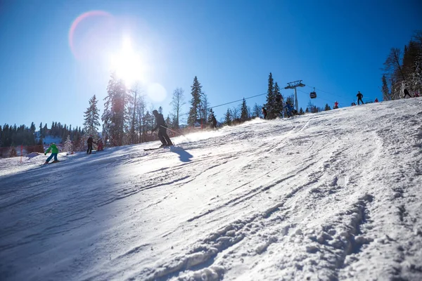Mattina soleggiata sulla montagna, non ci sono molti sciatori sul — Foto Stock