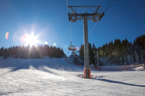 Een prachtige zonnige dag op de berg, de zon gloeit met een zes- — Stockfoto