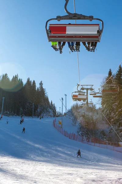 Una bella giornata di sole sulla montagna, il sole splende con un sei - — Foto Stock