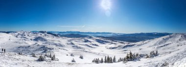 Kış mevsiminde dağın tepesinden panoramik çekim. Ev