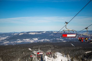 Kışın altı kişilik dağ kayağı kaldırışı. Arkadaki iğneyi görebilirsiniz.