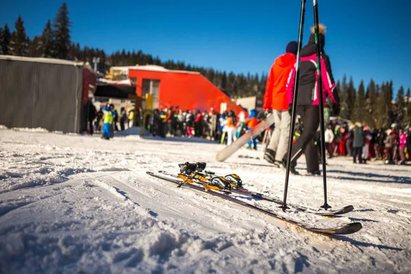 Zicht van dichtbij op de ligplaatsen op de ski 's. De ski 's zijn op de ski — Stockfoto