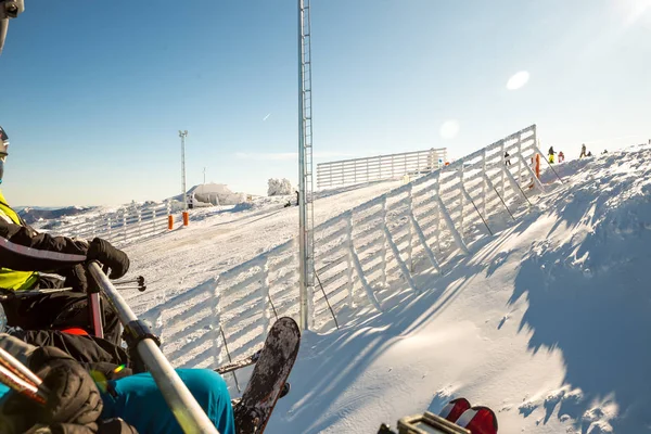 Vista desde el teleférico hasta la hermosa pista de esquí cubierta con — Foto de Stock