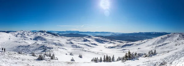 Foto panorámica desde la cima de la montaña en temporada de invierno. Ev. — Foto de Stock