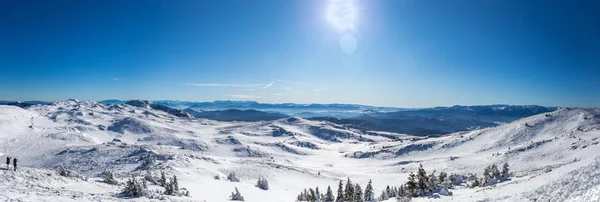 Foto panorámica desde la cima de la montaña en temporada de invierno. Ev. — Foto de Stock