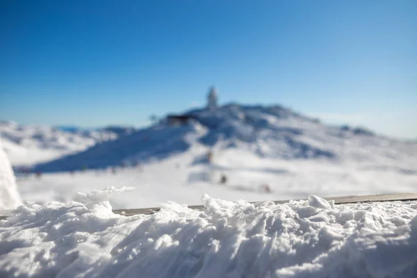 Selective focus on snow on the fence and behind is the ski slope — Stock Photo, Image