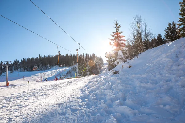 Sonniger Tag Skigebiet Und Einem Kleinen Skilift Gibt Kiefernwälder Der — Stockfoto