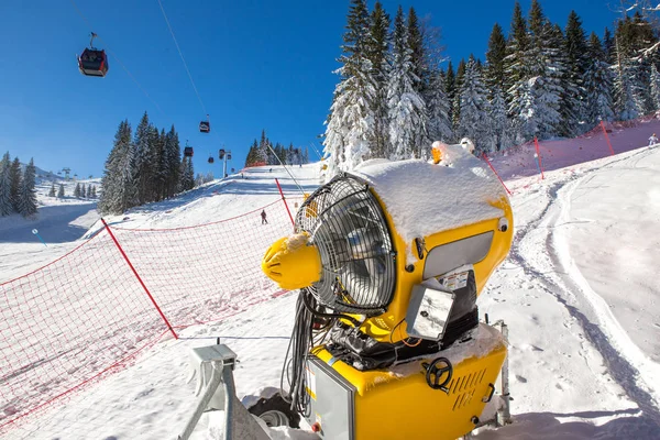 Sneeuwmachine Ligt Skipiste Het Een Mooie Dag Berg Genoeg Sneeuw — Stockfoto