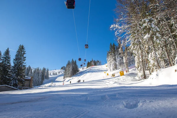 Het Een Mooie Zonnige Dag Berg Uitzicht Skilift Skipiste Vol — Stockfoto