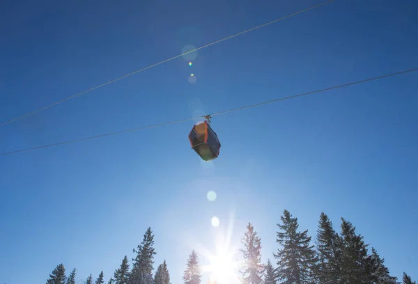 Hermoso Día Soleado Montaña Hay Dos Góndolas Teleférico Detrás Ellas — Foto de Stock