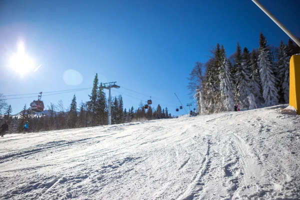 Mañana Soleada Montaña Hay Muchos Esquiadores Pista Esquí Teleférico Está — Foto de Stock