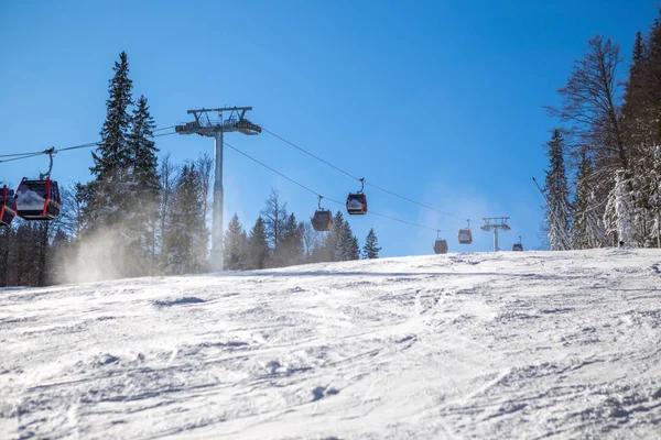 Sonnigen Morgen Auf Dem Berg Gibt Nicht Viele Skifahrer Auf — Stockfoto