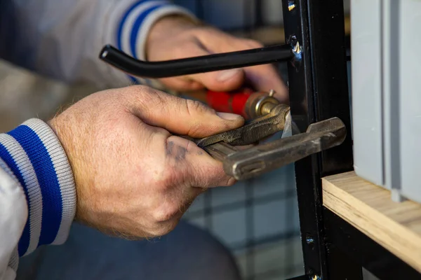 Hand Van Een Hoofdarbeider Die Een Plank Een Winkel Installeert — Stockfoto