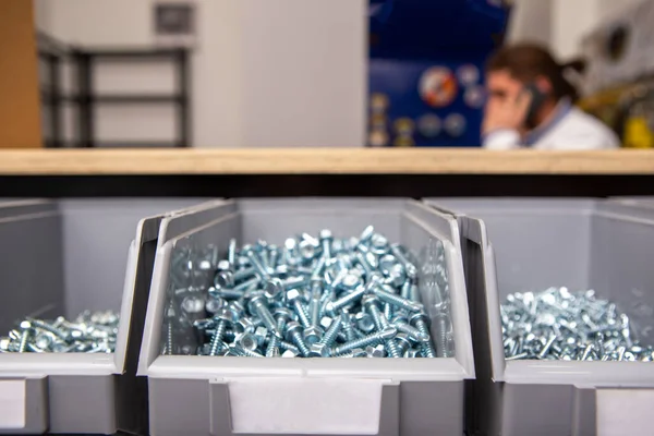 Concentre Parafusos Metal Branco Uma Caixa Plástico Atrás Está Homem — Fotografia de Stock