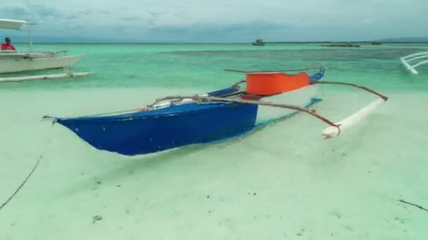 Traditionele Filippijnse boot voor anker in de azuurblauwe zee. 4 k Timelapse - augustus 2016, Bohol, Panglao, Filippijnen — Stockvideo