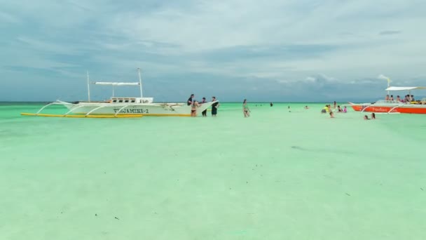Asiaten mit Touristen, die Spaß haben und sich auf dem Boot im tropischen Meer, auf den Philippinen, ausruhen. 4k Zeitraffer - August 2016, Bohol, Schuppentiere, Philippinen — Stockvideo