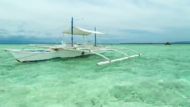 Barco de pesca flutuando no mar azul na ilha de Panglao, Filipinas. 4K TimeLapse - Agosto 2016, Bohol, Panglao, Filipinas — Vídeo de Stock