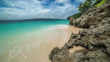 Tropikal deniz ve Boracay Adası, Filipinler Puka Beach'te kayalara. 4 k Timelapse - Ağustos 2016, Boracay, Filipinler