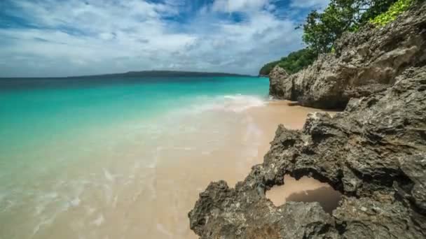 Trópusi tenger és sziklák a tengerparton Puka Boracay island, Fülöp-szigetek. 4 k Timelapse - augusztus 2016-ban, Boracay, Fülöp-szigetek — Stock videók