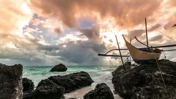 Oude zeilboot bij zonsondergang op hoogste tropische schommelt Boracay island, Filippijnen. 4 k Timelapse - augustus 2016, Boracay, Filippijnen — Stockvideo