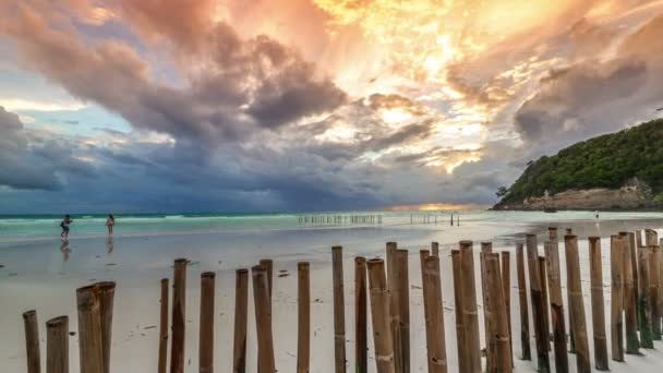 竹のフェンスはビーチのボラカイ島、フィリピンの波からの背景の夕日。4 k タイムラプス - 2016 年 8 月、ボラカイ島、フィリピン — ストック動画