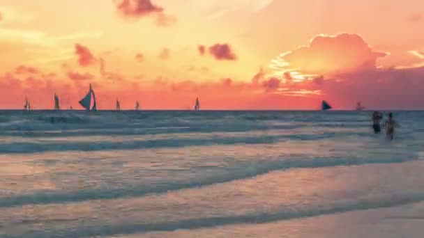 Jacht o zachodzie słońca w Boracay island na Filipinach. 4 k Timelapse - sierpień 2016, Boracay, Filipiny — Wideo stockowe