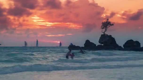 Trópusi háttér naplemente kilátás Boracay island Beach fehér, Fülöp-szigetek hagyományos csónakokkal. 4 k Timelapse - augusztus 2016-ban, Boracay, Fülöp-szigetek — Stock videók