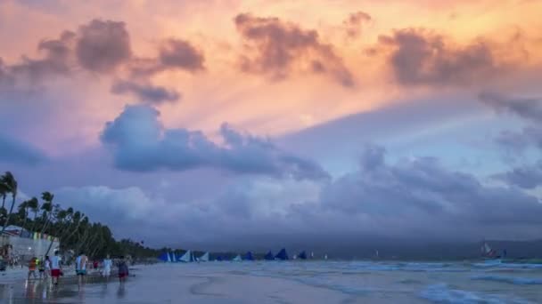 Blauwe zeilboten bij de beroemde zonsondergang Boracay island naar het witte strand. 4 k Timelapse - augustus 2016, Boracay, Filippijnen — Stockvideo