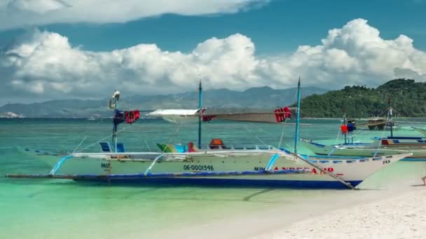 Idegenforgalmi csónakot az azúrkék tengerben a beach, Boracay island. 4 k Timelapse - augusztus 2016-ban, Boracay, Fülöp-szigetek — Stock videók