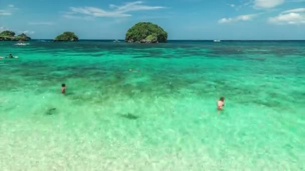 As pessoas nadam na praia azul da Ilha Boracay. 4K TimeLapse - Agosto de 2016, Boracay, Filipinas — Vídeo de Stock