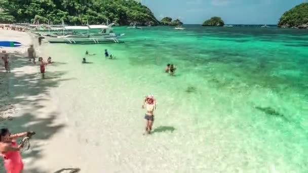 Os turistas nadam perto da costa na praia azul da ilha de Boracay. 4K TimeLapse - Agosto de 2016, Boracay, Filipinas — Vídeo de Stock