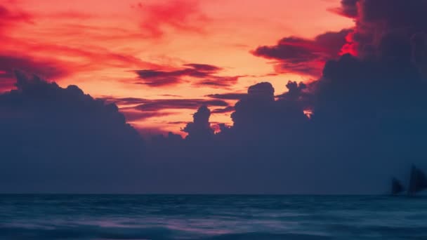 Siluet perahu layar di latar belakang awan saat matahari terbenam. 4K TimeLapse - Agustus 2016, Boracay, Filipina — Stok Video