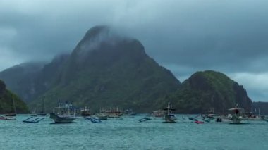 Balıkçı tekneleri bulutlu havalarda El Nido Bay. 4 k Timelapse - Ağustos 2016, El Nido Palawan, Filipinler