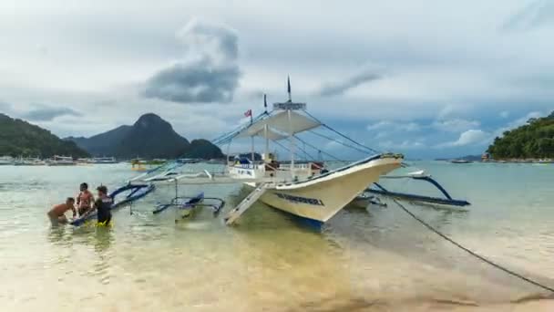 Vissers die herstellen van een boot in de baai van El Nido. 4 k Timelapse - augustus 2016, El Nido Palawan, Filipijnen — Stockvideo
