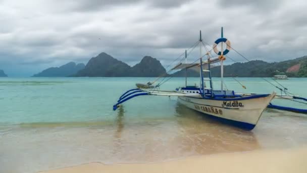 Barco en la bahía de El Nido y la isla Cadlao. Isla de Palawan, Filipinas — Vídeo de stock