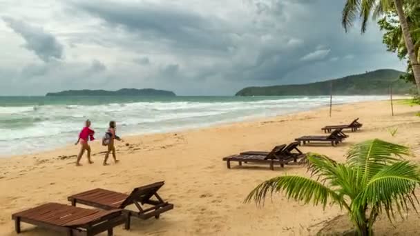 A(z) El Nido beach egy felhős napon üres napozóágyak. Sziget Palawan, Fülöp-szigetek — Stock videók