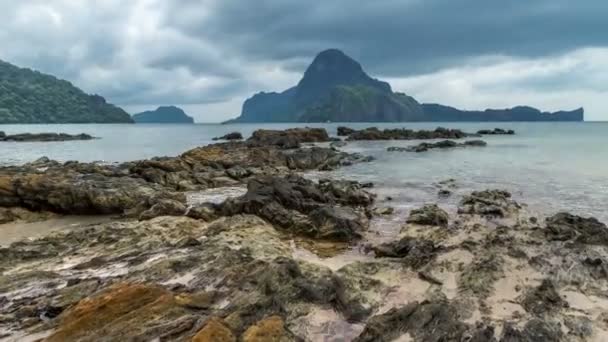 Skalista rafa na zatokę El Nido. Wyspie Palawan, Filipiny — Wideo stockowe