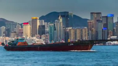 Hong Kongs Victoria Limanı, finansal ticaret bölgesinin yüksek binalar. 4 k Timelapse - Ağustos 2016, Hong Kong