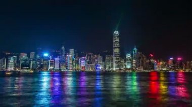 Hong Kong Victoria Harbor gece gösteri toplayan güzel lazer. 4 k Timelapse - Ağustos 2016, Hong Kong
