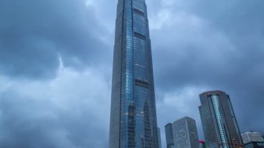Hong Kong Uluslararası Finans Merkezi tower cephe. 4 k Timelapse - Ağustos 2016, Hong Kong
