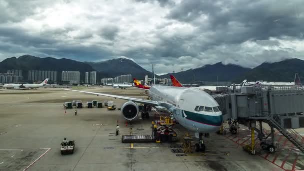 国泰太平洋波音正在加载在香港机场的行李。4 k 游戏中时光倒流-2016 年 8 月，香港 — 图库视频影像