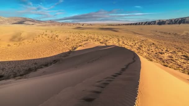 Huellas humanas en la cresta de una duna de arena en el parque nacional Altyn Emel. 4K TimeLapse - Septiembre 2016, Almaty y Astana, Kazajstán — Vídeos de Stock