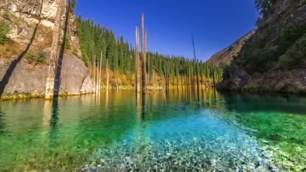 Jezioro Kaindy w jesień w górach Kazachstan. 4 k Timelapse - września 2016, Ałmaty i Astana, Kazachstan — Wideo stockowe